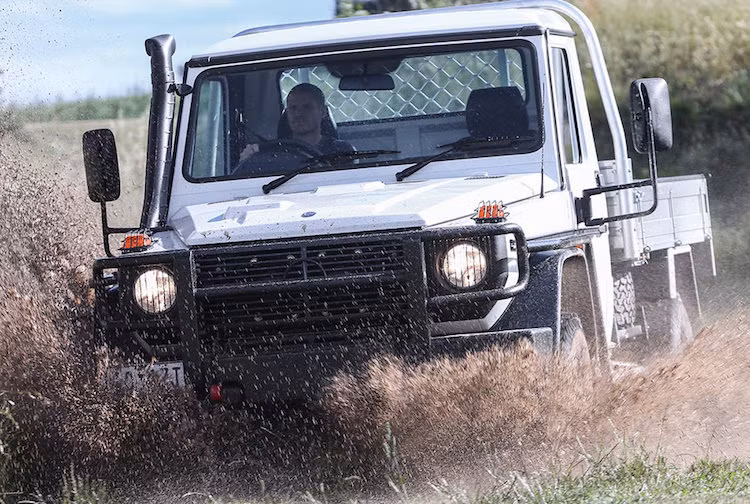 Với những yếu tố này, G300 CDI Pickup có góc tới phía trước lên tới 38 độ, góc thoát phía sau 35 độ cùng với khả năng lội nước lên tới 63,5 cm, khiến chiếc xe có thể dễ dàng chinh phục những địa hình khó khăn nhất.