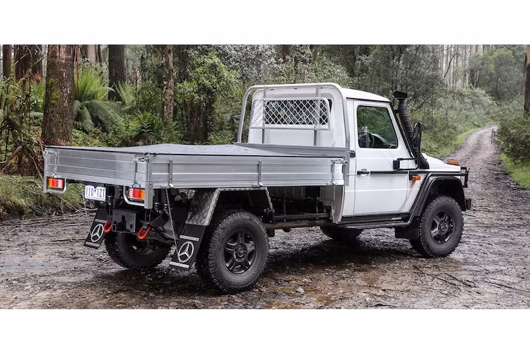 So với chiếc G-Class SUV bình thường, khác biệt lớn nhất của G300 CDI nằm từ cột B của xe trở về sau khi thay vì khoang hành khách, chiếc xe đã được trang bị một thùng xe lớn để trở thành một chiếc bán tải. Nhờ có phần thùng, chiếc xe có khả năng chở tối đa 2085 kg, kèm theo sức kéo trọng lượng lên tới 2120 kg.