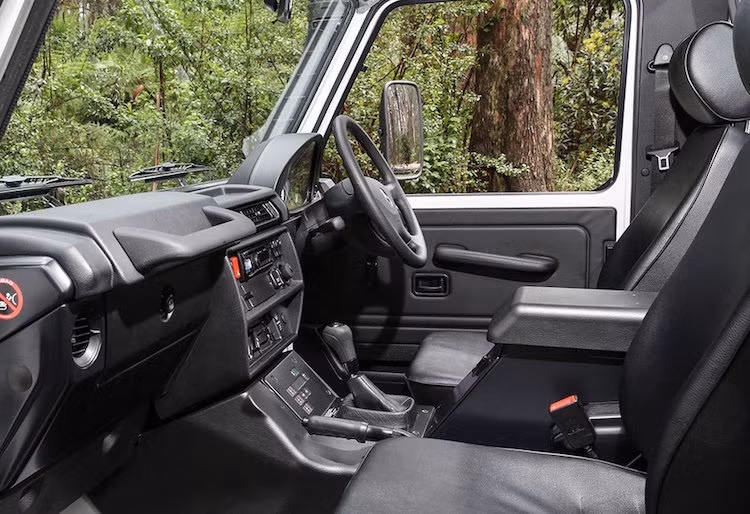 Các ghế ngồi của xe chỉ được bọc nhựa vinyl dễ lau chùi, trong khi toàn bộ các chi tiết nhựa ốp cũng đều là nhựa cứng rẻ tiền. Ngoài điều hòa và đầu radio cơ bản, chiếc xe hoàn toàn không có một trang bị tiện nghi nào khác. Đổi lại, nội thất của G300 CDI Pickup rất dễ lau chùi với thảm cao su và sàn xe có lỗ thoát nước.