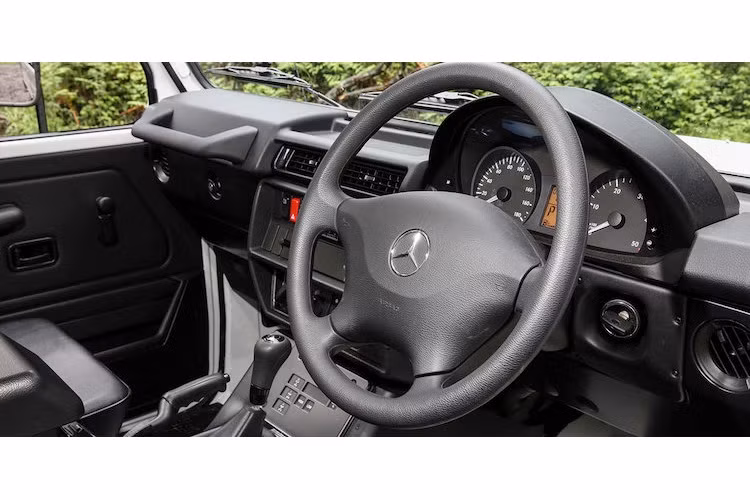 Không giống như các phiên bản G-Class SUV đời mới khác với hàng loạt các tiện nghi hiện đại và nội thất sang trong không thua kém các dòng sedan Mercedes, cabin của G300 CDI Pickup được tối giản một cách tối đa và trông như một chiếc xe sản xuất từ đầu thập niên 90.