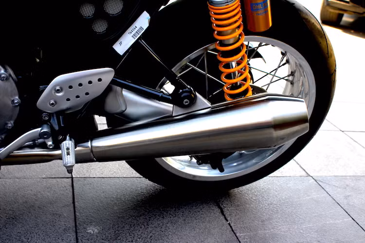 Bánh sau cũng có dạng vành nan nhưng sử dụng phanh đĩa đơn. Động cơ 2 xi-lanh thẳng hàng của xe dẫn khí thải qua cặp pô kép nằm đối xứng hai bên thân xe với lon pô vỏ thép phay xước đặt cao và hình dáng "quả chùy" cổ điển.