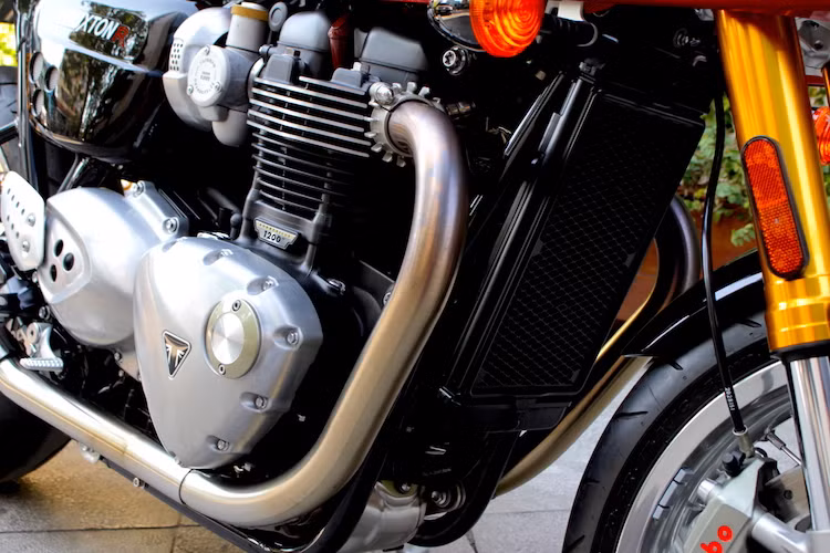 Động cơ của xe đem tới công suất tối đa 97 mã lực và mô-men xoắn cực đại 112 Nm. Một cải tiến đáng giá của Thruxton thế hệ mới đó là chiếc xe đã chuyển sang sử dụng hệ thống làm mát bằng chất lỏng, thay vì chỉ bằng gió như trước đây.