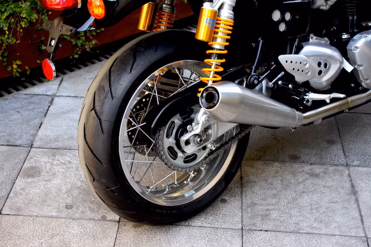 Điểm đáng giá thứ 2 của Thruxton R so với phiên bản thường đó là phuộc sau của chiếc xe do hãng Ohlins nổi tiếng cung cấp, đem tới cho chiếc xe khả năng điều khiển chính xác hơn. Cả 2 bánh xe của Thruxton R đều có đường kính 17 inch và sử dụng lốp thể thao Pirelli Diablo Rosso Corsa. Lốp trước có kích cỡ 120/70/17, trong khi lốp sau có cỡ 160/60/17.