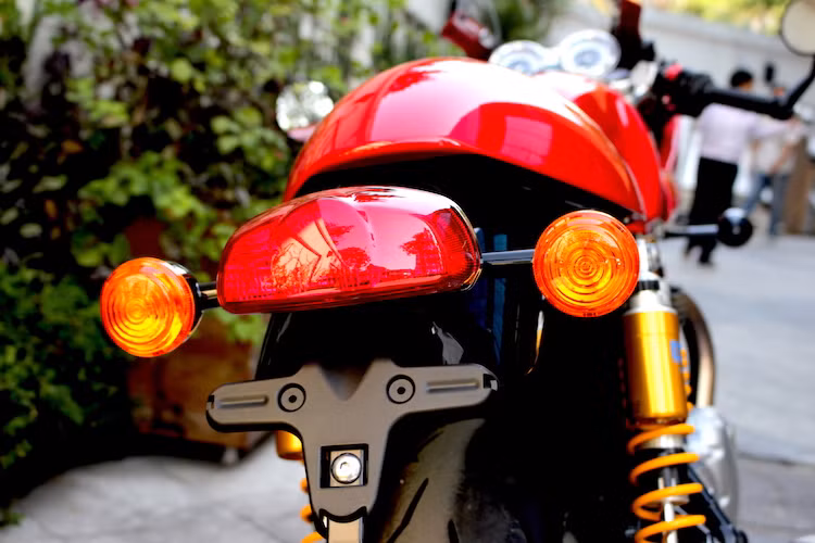 Đèn hậu của Thruxton R có thiết kế đơn giản, giống dòng xe Bonneville T120 với chóa đèn hậu lớn hơn nhiều, rộng gần ngang so với dè sau của chiếc xe.