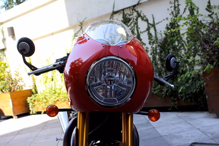 Thruxton bản có quây gió vẫn giữ nguyên thiết kế phần đầu đơn giản với đèn pha dạng "gáo dừa" lớn ở phía trước với logo nổi chữ T ở chính giữa, kèm theo dòng chữ Triumph ở dưới đáy. Với phụ kiện quây gió (fairing) chính hãng, một bộ quây bao quanh đèn pha đã biến kiểu dáng của chiếc xe trở nên giống xe đua hơn.