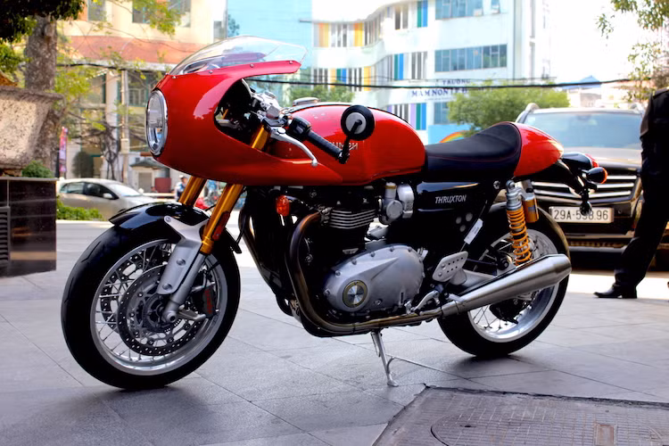 Đã về tới Hà Nội từ giữa năm, nhưng phải tới nay một chiếc Triumph Thruxton được trang bị "full option" với bộ quây gió phía trước đặc trưng của những chiếc xe đua cổ điển mới lần đầu tiên về tới Hà Nội. Trước đây, phiên bản này mới chỉ xuất hiện tại Sài Gòn và có số lượng "đếm trên đầu ngón tay".