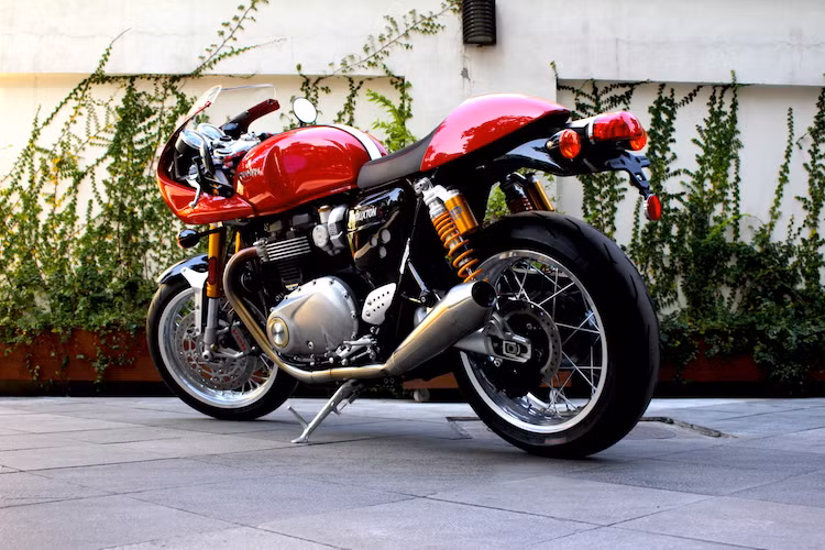 Phần đuôi với gò vuốt nhọn đã đem tới cho Thruxton R kiểu dáng rất thể thao và cá tính khi nhìn từ góc phía sau xe.