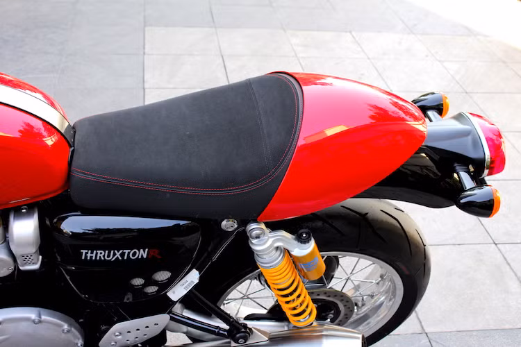 Là một chiếc cafe racer chuẩn mực, Thruxton R có yên solo bọc da lộn và "gò" nhựa ốp ở phía sau. Khách hàng cũng có thể dễ dàng chuyển yên chiếc xe thành yên đôi nếu muốn, nhưng điều đó sẽ làm Thruxton R mất đi phần nào cái "chất" của một chiếc cafe racer.