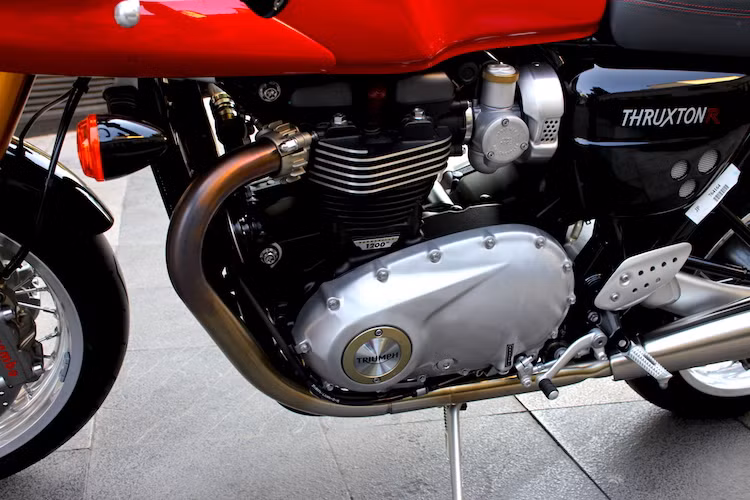Cung cấp sức mạnh cho Thruxton R là khối động cơ 2 xi-lanh 8 van 1200 cc làm mát bằng chất lỏng hoàn toàn mới, kết hợp cùng hộp số 6 cấp với ly hợp chống trượt (slipper clutch) giúp hạn chế tình trạng khóa bánh khi dồn số nhanh. Động cơ này cũng đã được sử dụng trên chiếc Triumph Bonneville T120 thế hệ mới.
