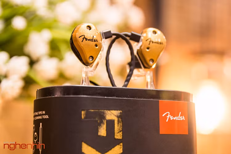 Tai nghe được đặt trên một chân cắm bằng nhựa trong.