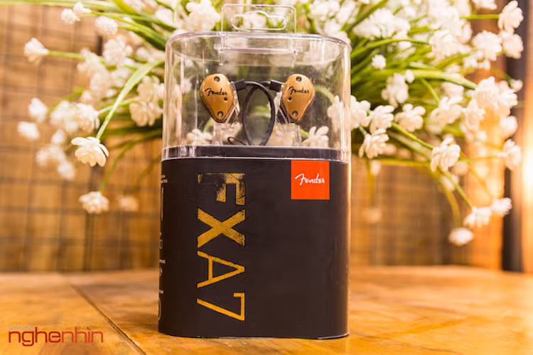 FXA7 được đặt trong một hộp nhỏ nhắn, với một lớp nhựa phía trên để lộ phần tai nghe.