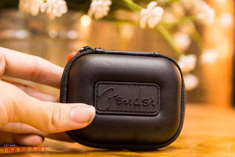 FXA7 được đi kèm với một hộp nhựa khóa kéo nhỏ. Bên trong có bộ mút tai và một cây vệ sinh.