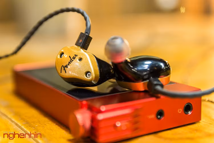 Tai nghe được làm khá lớn, nên những người tai nhỏ sẽ không đeo vừa vào trong mà thừa ra một đoạn. Tuy vậy, phần trong tai nghe được làm khá vừa với khuôn tai nên vẫn cho cảm giác đeo thoải mái.