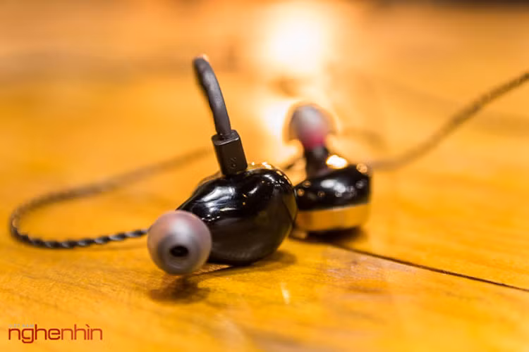 Tai nghe có thể tháo rời dây, sử dụng chuẩn kết nối MMCX.