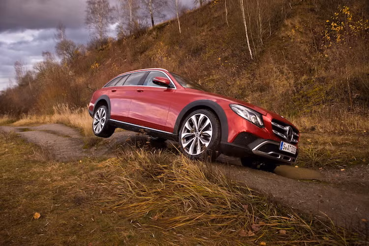 Vào năm sau, chiếc xe sẽ có thêm phiên bản động cơ turbodiesel V6 3.0 E350d mạnh 254 mã lực. Cả 2 phiên bản đều sẽ có hộp số tự động 9 cấp 9G-Tronic và hệ dẫn động 4 bánh 4MATIC. Tuy nhiên tại thời điểm này, Mercedes vẫn chưa công bố thêm bất kỳ phiên bản chạy xăng nào cho chiếc xe.