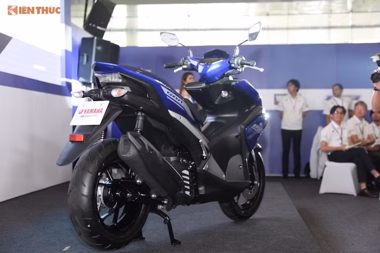 Đầu tiên, dù sở hữu thiết kế thể thao cùng động cơ mạnh mẽ nhưng với ngoại hình góc cạnh và bệ vệ, kiểu dáng của NVX khá kén người dùng khi chỉ phù hợp nhất với nhóm khách hàng nam giới dưới 30 tuổi. Với tầm giá của NVX, những chàng trai trẻ quan tâm tới những yếu tố trên có thể sẽ lựa chọn các dòng xe côn tay như Honda Winner, Suzuki Raider hay chính chiếc Exciter của Yamaha.