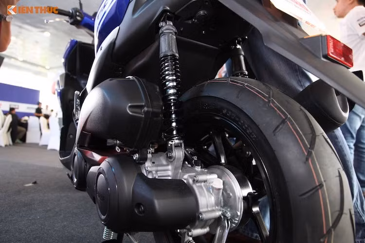 Như vậy, nhóm khách hàng chủ yếu của mẫu xe tay ga NVX 155 sẽ bị bó hẹp lại ở nam giới trẻ tuổi, nhưng không biết chạy xe côn tay hoặc muốn tận hưởng sự dễ lái và tiện dụng của xe ga. Ngoài ra, một số khách hàng cũng tỏ ra quan tâm khi biết rằng NVX được trang bị động cơ có công nghệ tiết kiệm nhiên liệu Blue Core.