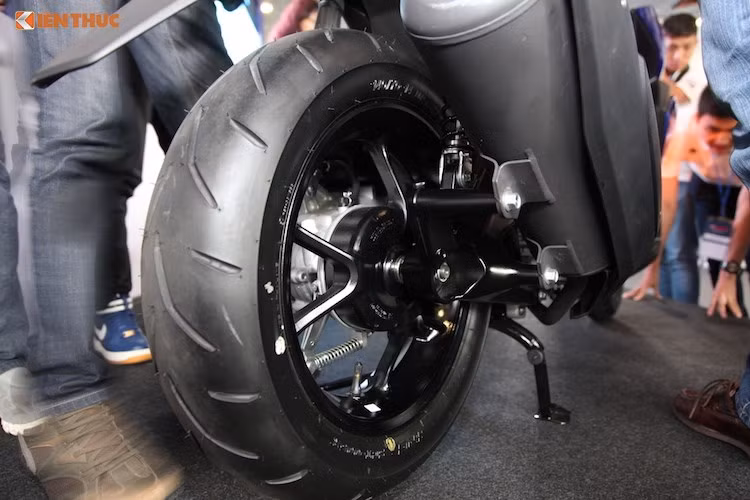 Khối động cơ Blue Core của NVX được chia sẻ chung với dòng maxi scooter N-MX của Yamaha tại Việt Nam. Bản thân N-MX chưa có bất kỳ trục trặc động cơ nào được khách hàng phản ánh, tuy nhiên 2 dòng xe sử dụng công nghệ Blue Core là Acruzo và Nozza Grande đã từng bị thu hồi số lượng lớn ở Việt Nam trong năm nay vì lỗi liên quan tới động cơ cũng đã khiến không ít người dùng bị giảm niềm tin với Blue Core.