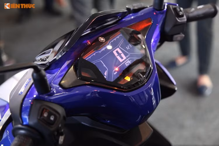 Về mặt công nghệ, NVX cũng có thể sánh ngang với nhiều mẫu xe tay ga cao cấp hơn nó khi sở hữu bảng đồng hồ điện tử toàn phần, khóa thông minh Smart Key hay hệ thống phanh ABS cho cả 2 bánh. Cùng với khoang chứa đồ dưới yên xe rộng và động cơ 155 cc mạnh mẽ, những tưởng Yamaha NVX đã hội tụ đầy đủ các yếu tố để có thể thành công ở thị trường Việt.