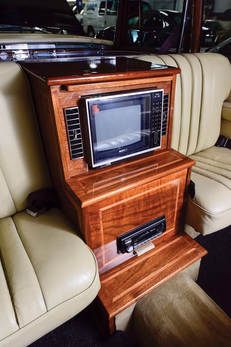 Do vào năm 1963, Thế giới xe vẫn chưa có các hệ thống thông tin giải trí hiện đại nên để giúp các "yếu nhân" giải trí trên đường, chiếc xe đã được trang bị không chỉ radio mà còn cả tivi của Sony. Các cửa kính sau của xe có thể đóng mở bằng thủy lực, đồng thời toàn bộ những cửa kính đều có rèm che.