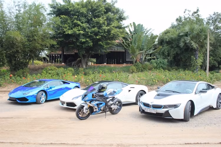 Trong một buổi gặp gỡ nhỏ tại Long An của những người yêu xe Sài Gòn, siêu môtô BMW S1000RR đã có dịp "so dáng" cùng các "siêu phẩm xế hộp" khác gồm Lamborghini Huracan, Ferrari 488 GTB và BMW i8. Đứng trước những "hàng khủng" này, chiếc S1000RR vẫn rất nổi bật với loạt đồ chơi "hàng hiệu".