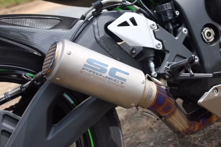 Khối động cơ 4 xi-lanh DOHC 999 cc nguyên bản của S1000RR được giữ nguyên, nhưng có tiếng nổ ấn tượng hơn với hệ thống xả SC Project titan full system. "Ton-sur-ton" với ốp sườn, gắp sau của xe cũng đã có chắn bùn làm từ sợi carbon.