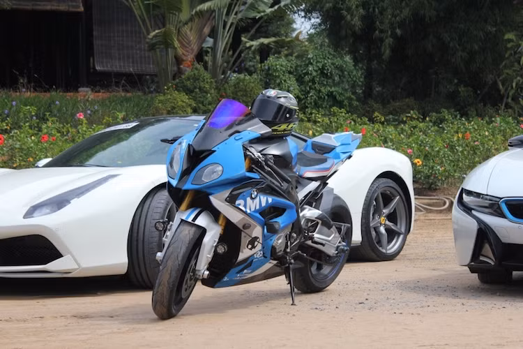 Trên chiếc BMW S1000RR này, chủ xe đã "khoác áo mới" cho toàn bộ dàn áo của chiếc xe bằng cách dán lại trong tông màu xanh-trắng tương tự xe nguyên bản, nhưng có các họa tiết khác hơn, sắc xanh nhạt hơn và có bề mặt mờ. Ở phía trước, xe được trang bị kính chắn gió màu xanh "đúng điệu" của Magical Racing.