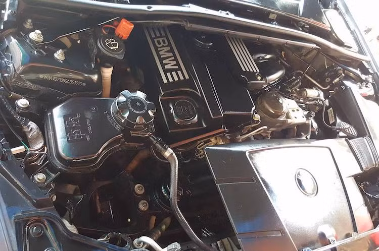 Cung cấp sức mạnh cho xe vẫn là khối động cơ 2.0l nạp khí tự nhiên 4 xi-lanh nguyên bản với mã hiệu N46B20O1, đem tới công suất tối đa 154 mã lực và mô-men xoắn cực đại 210 Nm. Sức mạnh này được truyền tới cầu sau thông qua hộp số tự động, khiến xe có khả năng tăng tốc từ 0-100 km/h trong 9 giây.