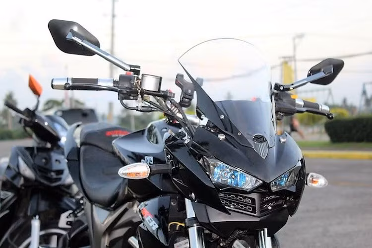 Tại Ấn Độ, giá một chiếc Gixxer hiện đang có giá bán 76.726 Rupee (tương đương 25,7 triệu đồng). Kèm theo số tiền trang bị một số "đồ chơi" không quá lớn, chủ của chiếc Gixxer này đã có một mẫu naked bike không chỉ đẹp mắt mà còn đem tới sự thoải mái khi đi đường xa.