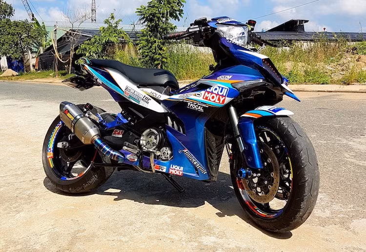 Kết hợp giữa "dàn chân khủng" và phần đầu chế mủ phong cách Kawasaki H2R, chủ của chiếc Exciter này đã sở hữu trong tay một chiếc xe đầy phong cách và có thể nói là thuộc hàng "độc nhất Việt Nam".