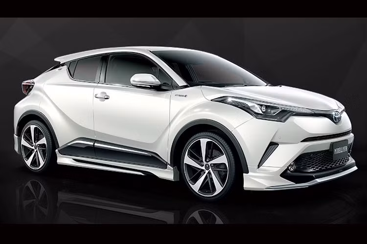 Cũng giống như TRD, Modellista đã chia gói độ ngoại thất C-HR ra thành 2 phiên bản. Trong đó, gói Elegant Ice Style cũng giúp C-HR có ngoại hình thể thao hơn như gói Agressive Style của TRD, nhưng hướng tới phong cách thanh lịch với bộ bodykit bớt "dữ dằn" hơn và các tay nắm cửa mạ chrome.