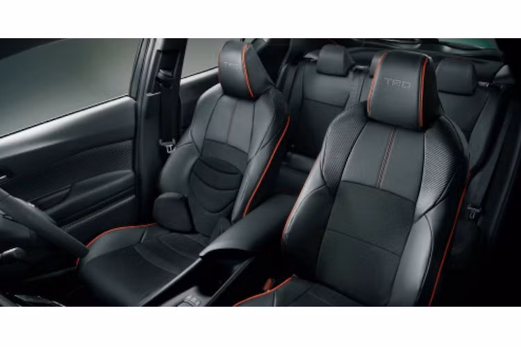 Ở bên trong, TRD cung cấp cho khách hàng những lựa chọn như bọc ghế thể thao, bao bảo vệ khóa thông minh, bảo vệ tay nắm cửa, nút đề đẹp mắt hơn. Đặc biệt, hàng ghế trước còn có thêm tùy chọn đệm lót bằng chất liệu đặc biệt có tên gọi Exgel nằm ở lưng và hông, giúp bám người ngồi hơn.