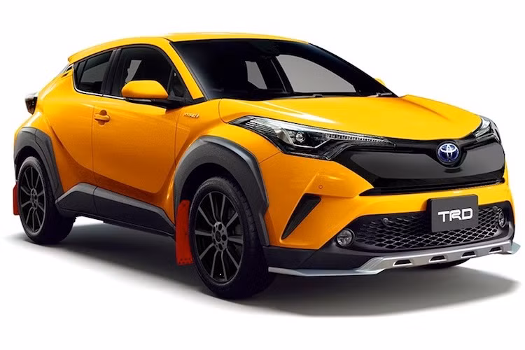 Những phụ kiện độ chính hãng dành cho dòng mini SUV Toyota C-HR mới vừa được ra mắt tại Nhật Bản tới từ 2 thương hiệu "cây nhà lá vườn" của Toyota là TRD và Modellista. Không chỉ nâng cấp nội ngoại thất, gói độ của TRD còn thay đổi một chút hệ thống treo của xe.