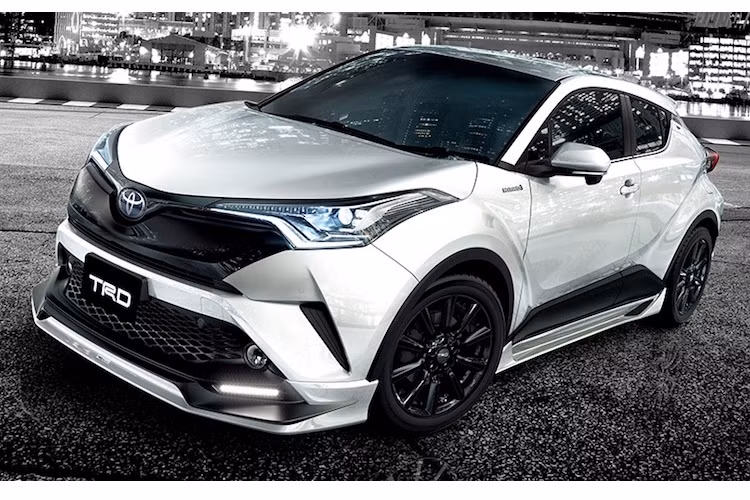 Bắt đầu từ TRD, những gói độ ngoại thất của C-HR từ thương hiệu này chia thành 2 phong cách khác nhau. Trong đó, gói Agressive Style sẽ đem tới cho chiếc xe vẻ thể thao "dữ dằn" hơn nhờ bộ bodykit mới, lưới tản nhiệt màu đen hoặc bạc và cánh đuôi ở trên kính sau. Tuy nhiên, gói độ này sẽ khiến khoảng sáng gầm xe giảm xuống do bộ bodykit thể thao "sát đất".