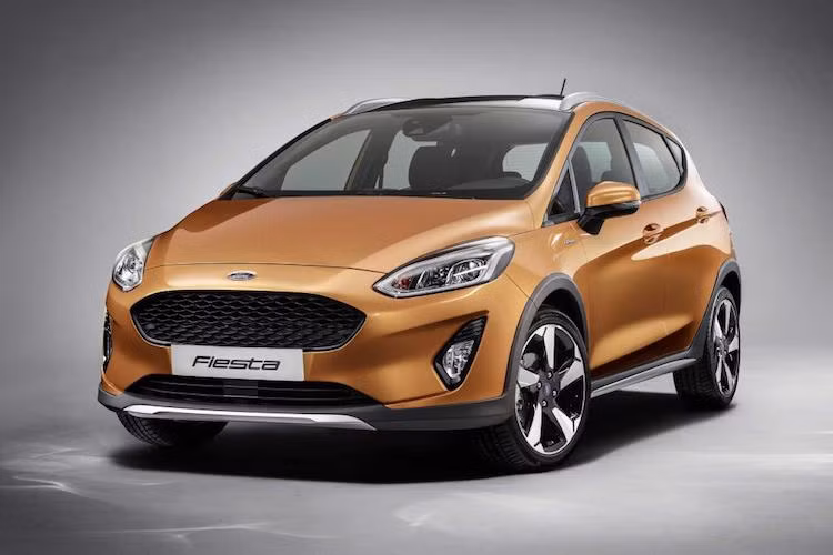 Là một chiếc hatchback "lai" crossover, Fiesta Active có thân xe giống như những phiên bản khác, ngoại trừ một số điểm khác biệt nhỏ. Ở xung quanh thân xe, Ford đã trang bị cho Fiesta Active những tấm ốp nhựa đen mờ khỏe khoắn hơn, theo phong cách các dòng crossover và SUV địa hình.