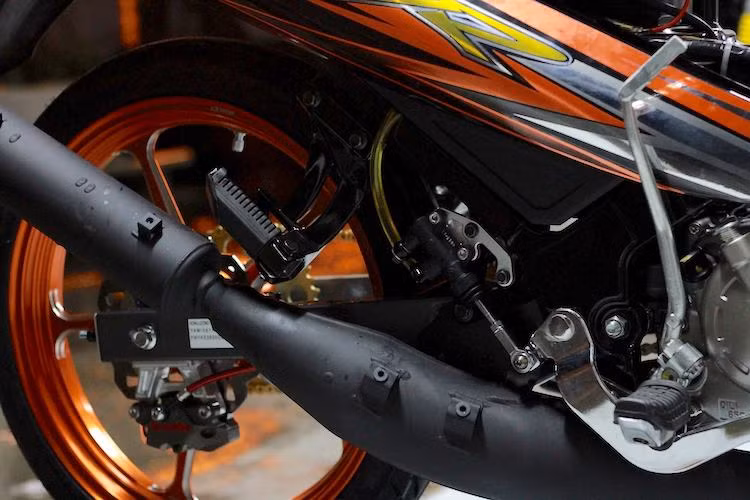 Giống như bánh trước, hệ thống phanh sau của xe cũng đã được nâng cấp toàn diện nhờ đĩa Galfer, heo Brembo Billet pát CNC ngược, pen đạp Brembo và bình dầu Rizoma Next giấu gọn trong vỏ xe. Chiếc xe nguyên bản vốn có màu vàng-đen cũng đã được sơn lại sang màu đen "ngầu" hơn.