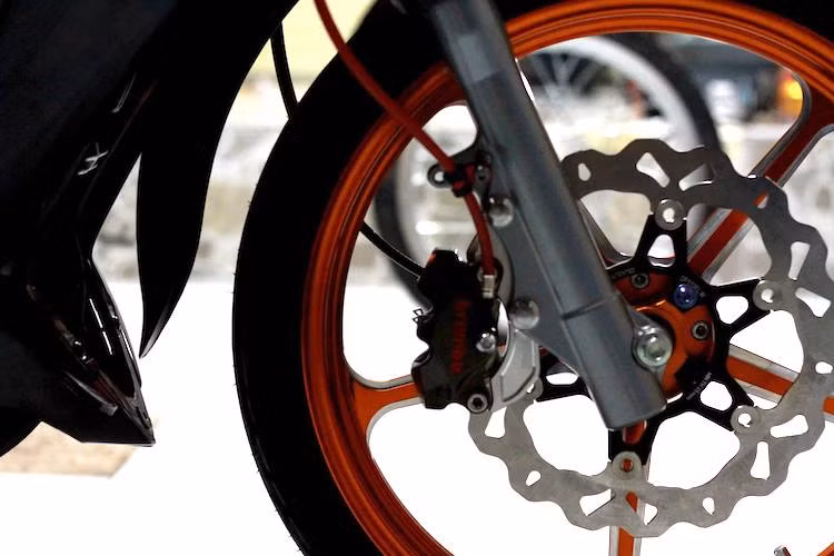 Trong đó, chi tiết nổi bật nhất trên bản độ này đó là cặp mâm 6 cánh xoắn nguyên bản của 125ZR đã được thay bằng mâm Racing Boy CNC 5 cánh, với giá lên tới hơn 20 triệu đồng. Hệ thống phanh trước của xe cũng được nâng cấp với heo Brembo Billet và đĩa Galfer.