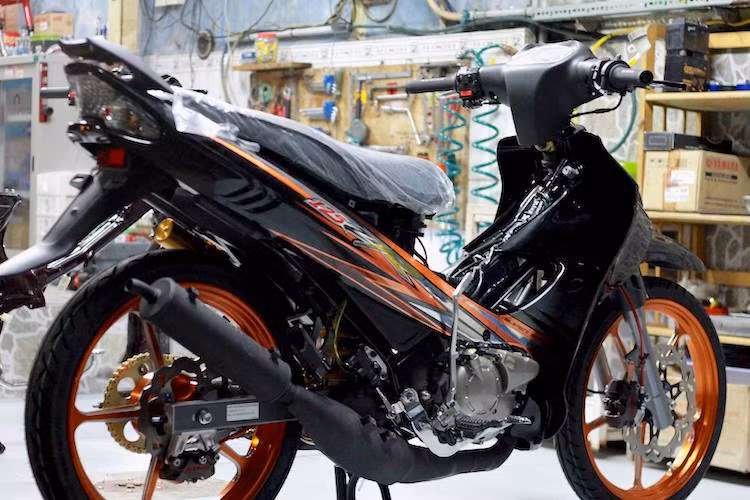 Khối động cơ 125 cc 17 mã lực còn "mới tinh" của 125ZR đã được giữ nguyên, chỉ có hệ nhông sên đĩa truyền sức mạnh tới bánh sau được thay thế. Bên cạnh đó, phuộc sau của xe cũng đã được nâng cấp lên loại "hàng hiệu" Ohlins với bình dầu rời.