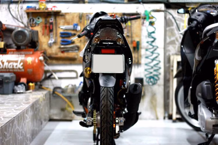 Cộng với giá xe "mới tinh", tổng giá trị của các đồ chơi đã khiến cho giá thành của chiếc 125ZR độ kiểng này tại thị trường Việt Nam có thể lên tới con số trong tầm hơn 300 triệu đồng.