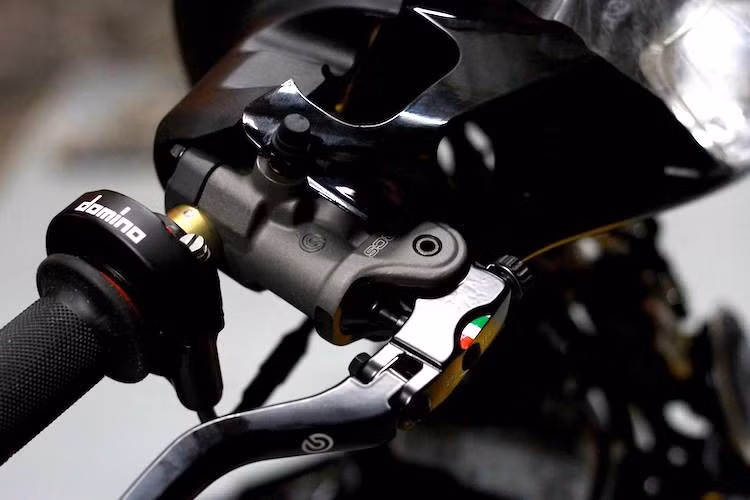 Bên cạnh heo và phuộc, cùm phanh Brembo RCS 19 giúp hoàn thành hệ thống phanh trước của chiếc xe. Ngay cạnh cùm phanh là cùm ga cuốn Domino cùng bao tay Domino, trong khi ở phía bên tay phải là tay côn CRG.