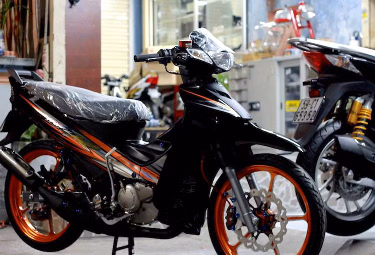 Dù có giá đắt nhưng 125ZR vẫn được không ít dân chơi xe ở Việt Nam mua về và độ lại. Mới đây, một biker Sài Gòn đã "gây sốc" khi chỉ sau khi vừa "đập thùng" chiếc 125ZR tại cửa hàng, anh đã ngay lập tức gửi chiếc xe tới một xưởng độ để nâng cấp lên phong cách kiểng với loạt đồ chơi "hàng hiệu".