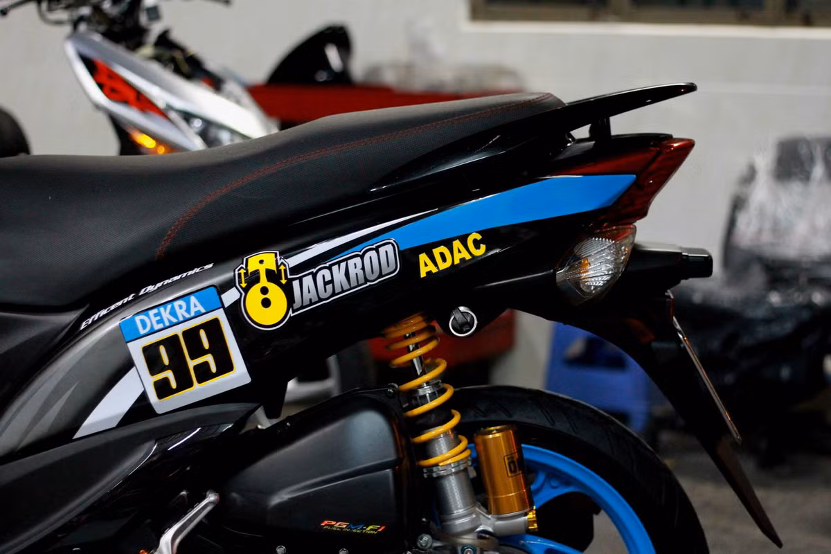 Ở phía sau, phải là fan của các dòng xe Honda mới có thể nhận ra một số thay đổi nhỏ trên chiếc Vision này như hộp lọc gió từ Honda Air Blade thế hệ đầu và ốp pô của Honda Zoomer X Thái Lan. Tuy nhiên, bất kỳ ai cũng có thể nhận ra bộ phuộc Ohlins "hàng hiệu" trên xe.