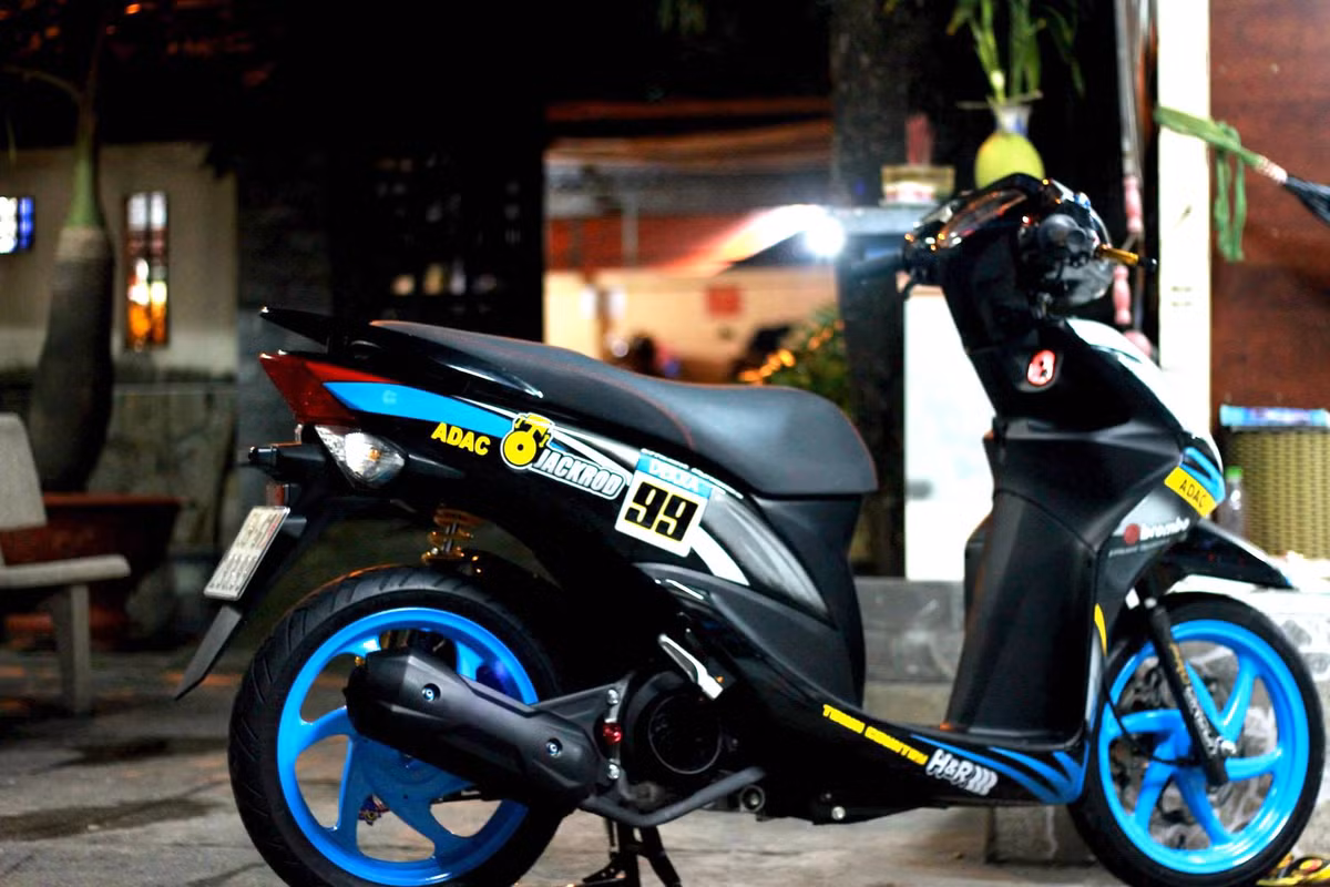 Vốn không phải là một dòng "xe chơi", nhưng chiếc xe tay ga Honda Vision vẫn được một biker tại Sài Gòn độ lại đẹp mắt với một số đồ chơi nhỏ nhưng cao cấp và dàn tem dán bắt mắt hơn.