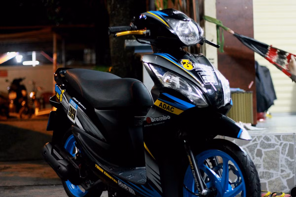 Hiện đang là dòng xe tay ga có giá rẻ nhất của Honda tại Việt Nam, mẫu xe ga Honda Vision thường được phái nữ ưa chuộng bởi kích thước và trọng lượng nhỏ, dễ lái, tiết kiệm nhiên liệu. Tuy nhiên, dòng xe này chưa bao giờ được dân chơi xe ưa chuộng.