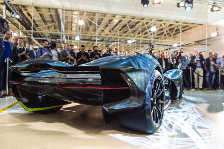 Kiểu dáng đầy tính "viễn tưởng" của chiếc xe đã đạt được do Newey và Reichman đã thiết kế chiếc xe từ những trang giấy trắng, không sử dụng bất kỳ nền tảng chassis hay động cơ từ mẫu xe nào. Trong khi đó đối thủ McLaren P1 có chassis và động cơ giống chiếc MP4-12C thấp hơn và 918 Spyder sử dụng chassis phát triển từ Carrera GT.