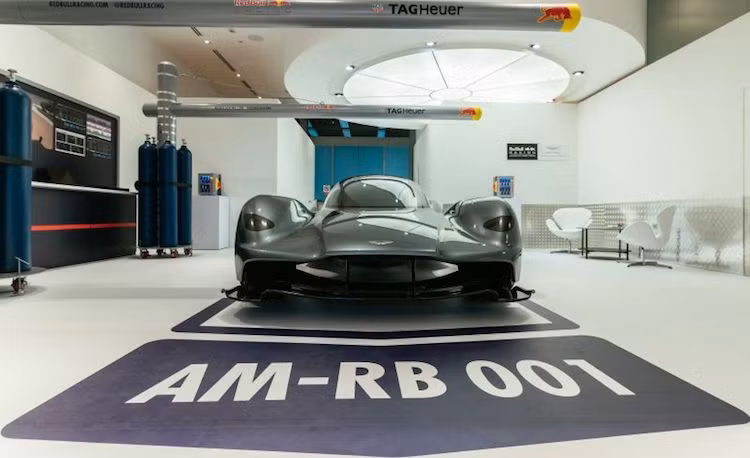 Chiếc xe sẽ chính thức lên dây chuyền vào cuối năm 2018 và có giá dự đoán từ 2 tới 3 triệu Bảng Anh (tương đương 57,8 tới 86,7 tỷ đồng). Phải tới đầu năm 2019, các "đại gia" đã "xuống tiền" đặt hàng mới chính thức được hãng Aston Martin giao xe.