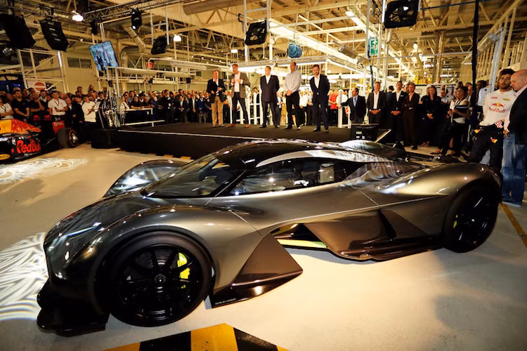 Ngay từ cái nhìn đầu tiên, siêu xe AM-RB 001 đã khiến những người yêu xe "choáng ngợp" với thiết kế đẹp mắt nhưng đậm tính khí động học, gồm những bề mặt uốn lượn mềm mại kết hợp với các cánh và vây khí động học.