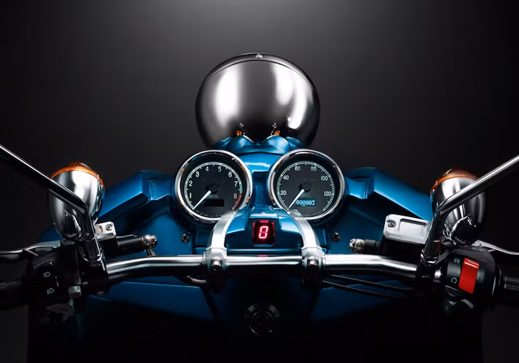 Nằm ở phía trên đèn pha thiết kế cổ điển nhưng sử dụng bóng LED Daymaker từ Harley-Davidson là một cặp đồng hồ báo tua máy và tốc độ truyền thống, kèm theo đồng hồ báo số nhỏ. Ghi-đông của xe rộng ngang và hướng về phía sau, tạo tư thế ngồi của một chiếc scooter truyền thống đầy thoải mái cho J1.