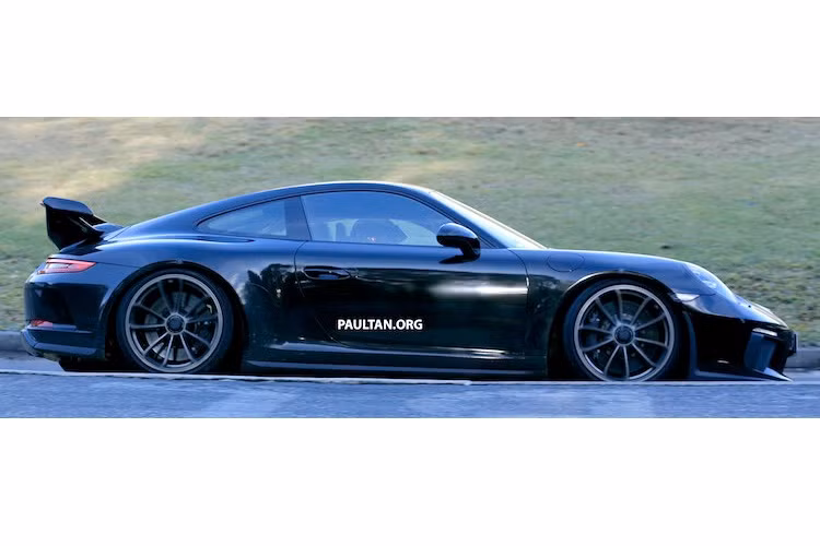 Ở hai bên thân xe, phiên bản GT3 2017 không có sự khác biệt so với phiên bản hiện nay. Trái với những dự đoán trước đó, ở trên các vòm bánh của xe không có thêm các khe tản nhiệt và làm mát động cơ tương tự như phiên bản cao cấp hơn là GT3 RS.