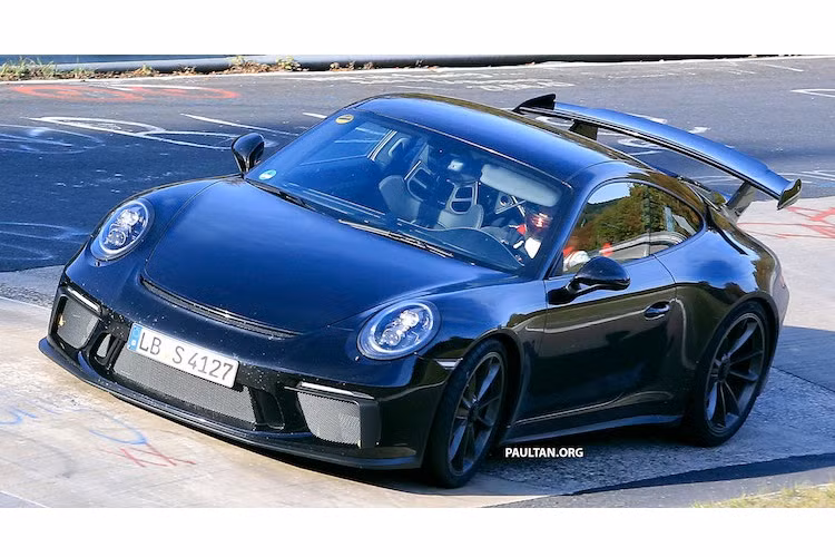 Cách đây hơn 1 năm, toàn bộ dòng siêu xe 911 thế hệ 991 của Porsche đã trải qua đợt nâng cấp lớn giữa vòng đời (facelift), ngoại trừ bản thể thao GT3. Tuy nhiên trong năm 2017, phiên bản Porsche 911 GT3 nâng cấp cũng sẽ được ra mắt, tiếp tục giữ vững danh hiệu là một trong những siêu xe "thuần chất" nhất trên thị trường.